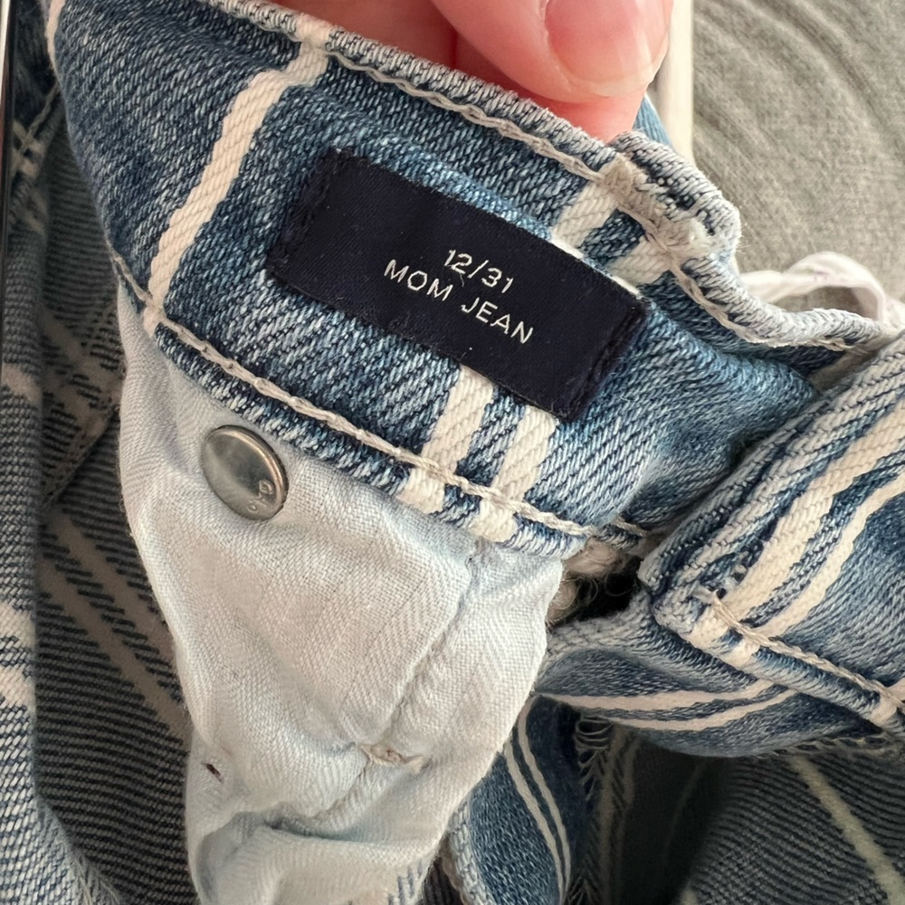 GAP Denim High Rise Mom Jean Shorts Railroad Stripe Pinstripe | Size 12/31 - Picture 4 of 4